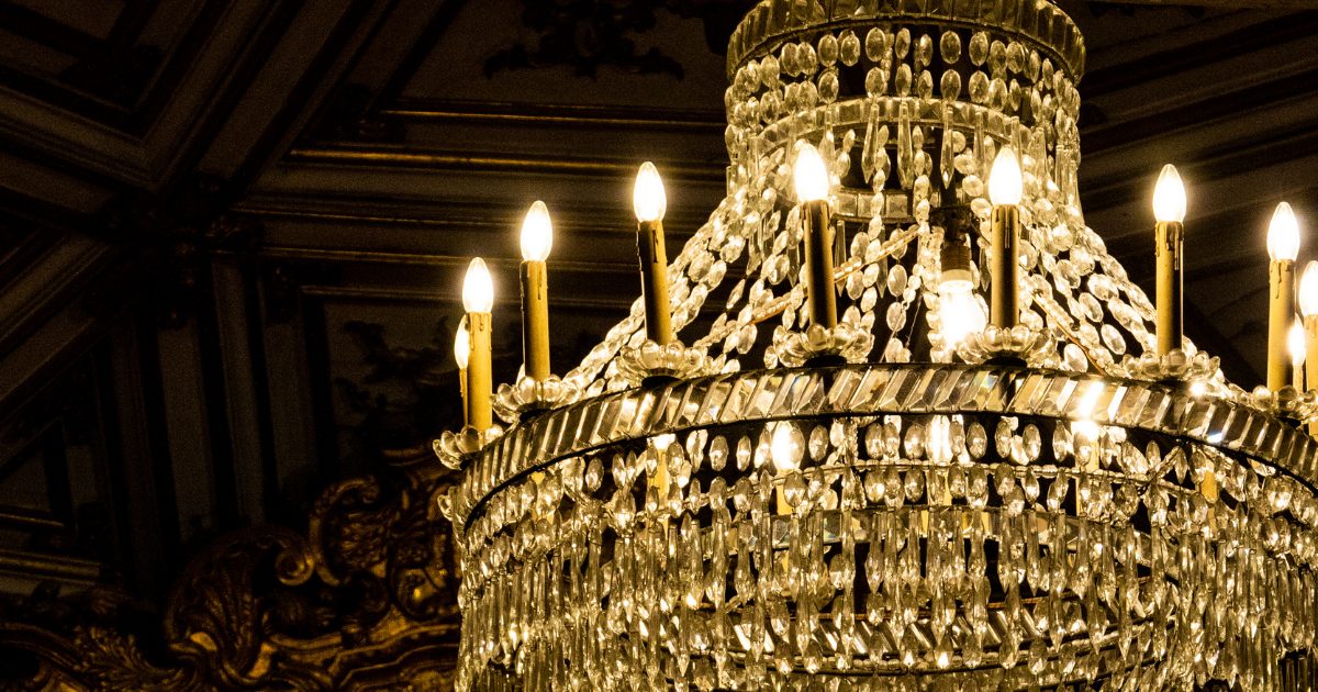 オペラ座を飾ったシャンデリアのイメージ